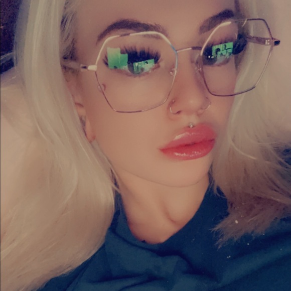 Meet your Posher, Sara - Picture 1 of 1